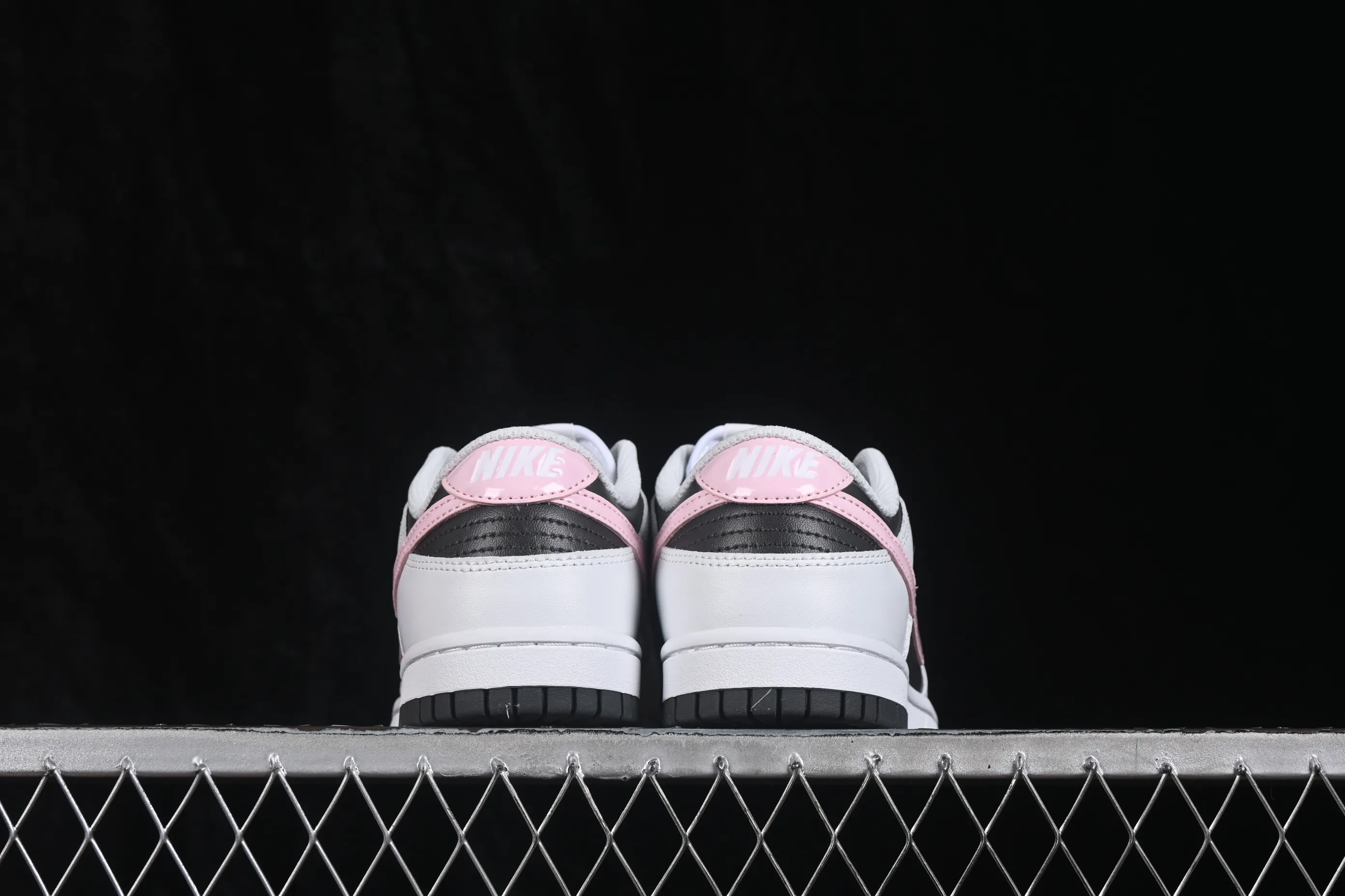 All categories Nk SB Dunk series Nk SB Dunk Low low-top sneakers Nike SB Dunk Low white, black and pink low-top casual sneakers IB8510-100